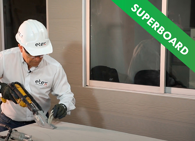 ¿Cortar Superboard genera polvo?