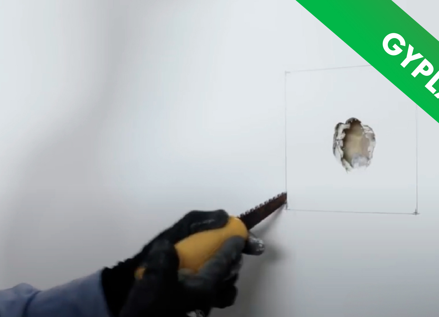 ¿Cómo reparar un hueco en una pared de Drywall